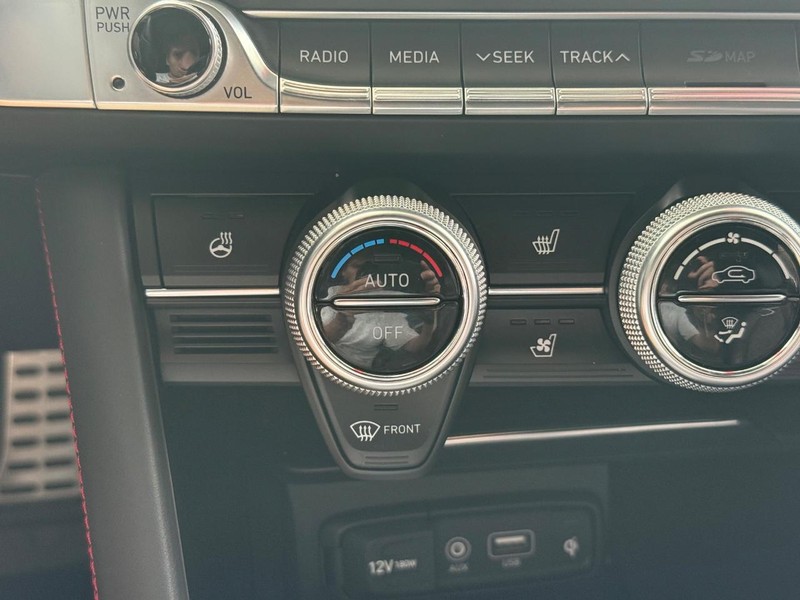 Genesis G70 Vehicle Full-screen Gallery Image 18