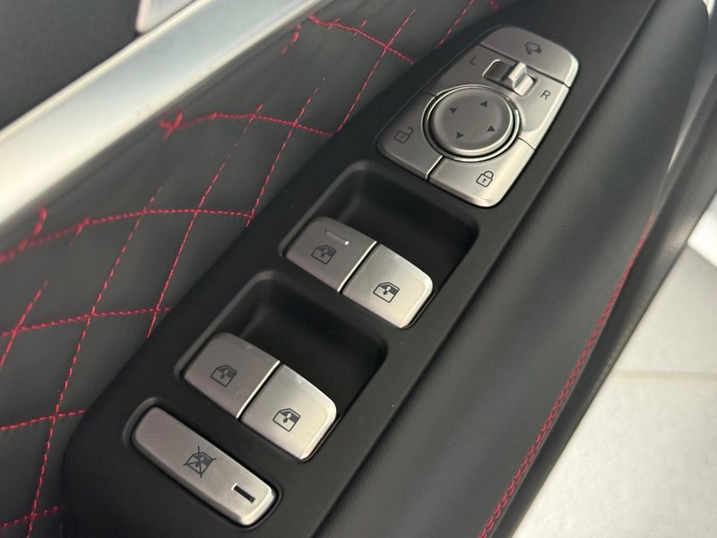 Genesis G70 Vehicle Full-screen Gallery Image 21