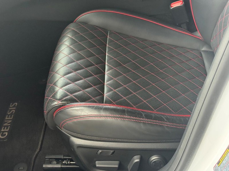 Genesis G70 Vehicle Full-screen Gallery Image 22