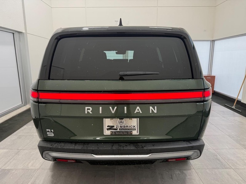 Rivian R1S Vehicle Full-screen Gallery Image 3