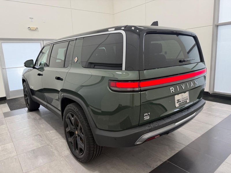 Rivian R1S Vehicle Full-screen Gallery Image 4