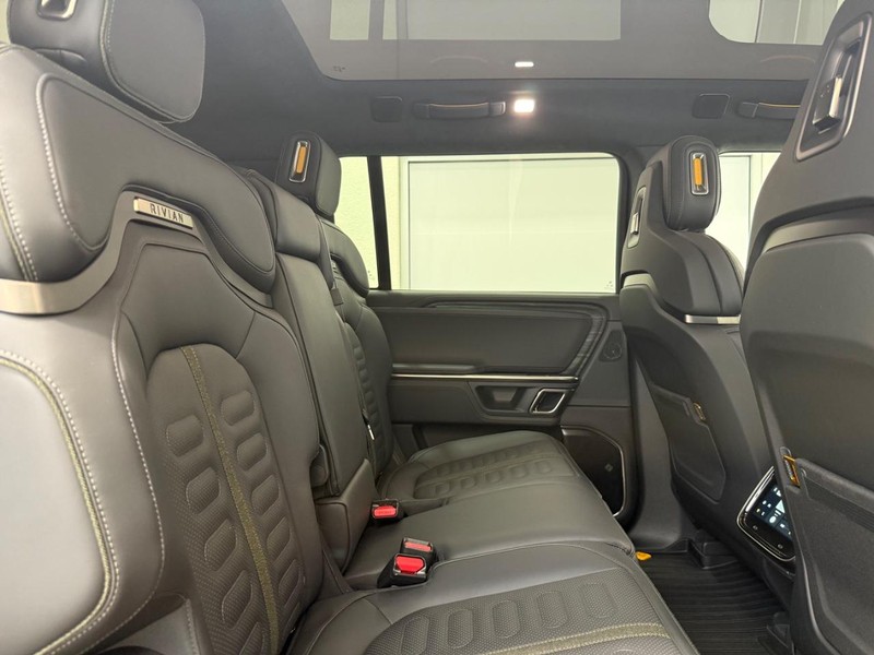 Rivian R1S Vehicle Full-screen Gallery Image 8