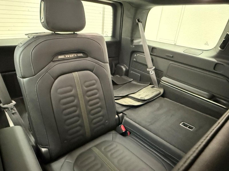 Rivian R1S Vehicle Full-screen Gallery Image 9