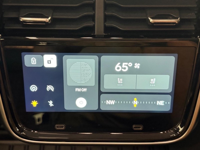 Rivian R1S Vehicle Full-screen Gallery Image 10
