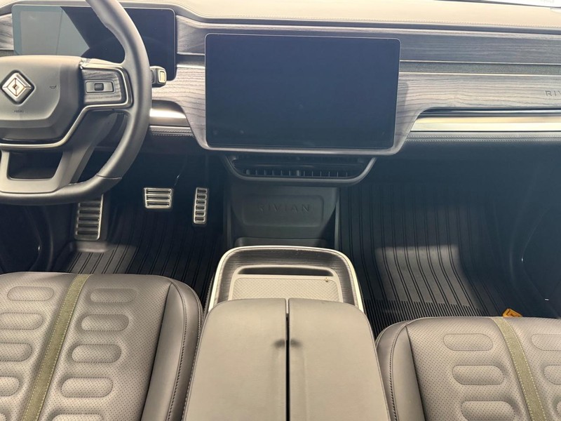 Rivian R1S Vehicle Full-screen Gallery Image 12