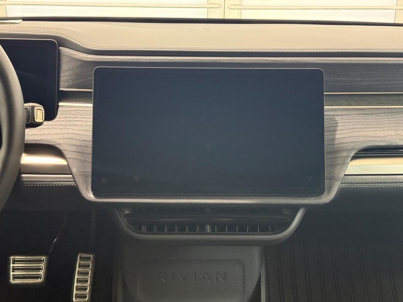 Rivian R1S Vehicle Full-screen Gallery Image 13