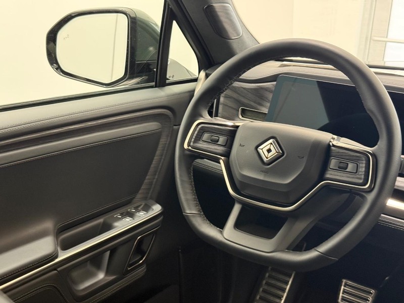Rivian R1S Vehicle Full-screen Gallery Image 14