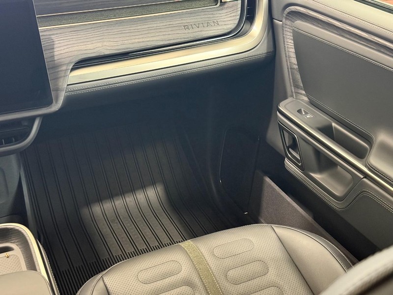 Rivian R1S Vehicle Full-screen Gallery Image 15