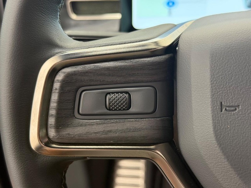 Rivian R1S Vehicle Full-screen Gallery Image 16