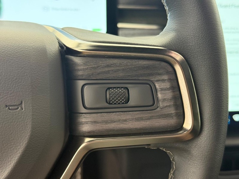 Rivian R1S Vehicle Full-screen Gallery Image 17