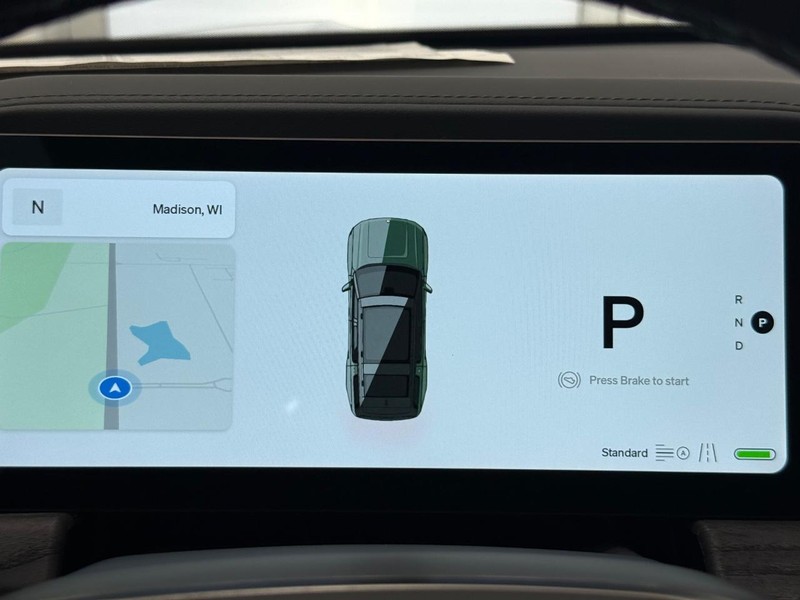 Rivian R1S Vehicle Full-screen Gallery Image 18