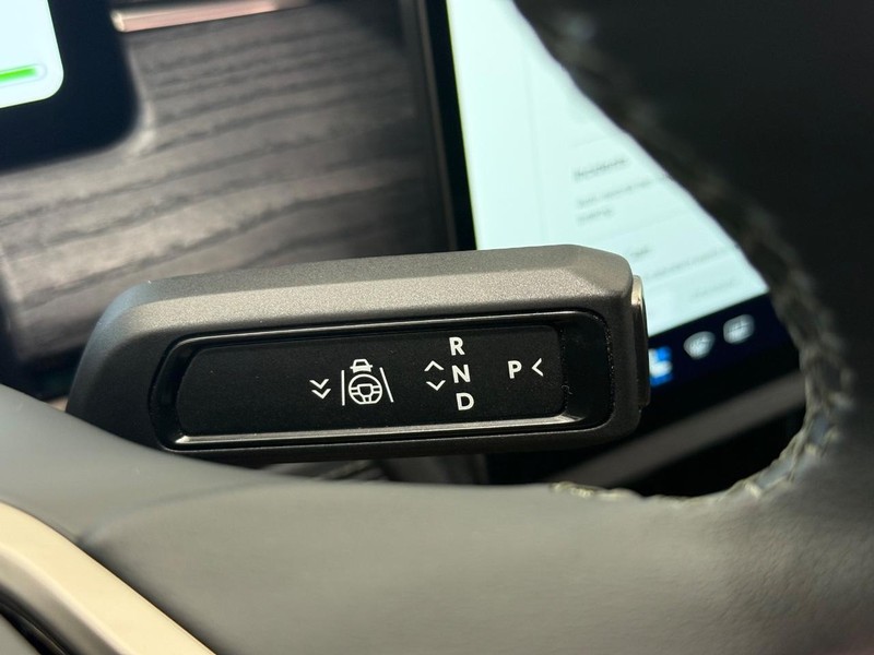 Rivian R1S Vehicle Full-screen Gallery Image 19