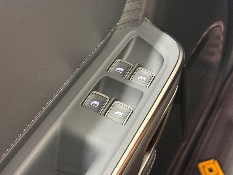 Rivian R1S Vehicle Full-screen Gallery Image 22