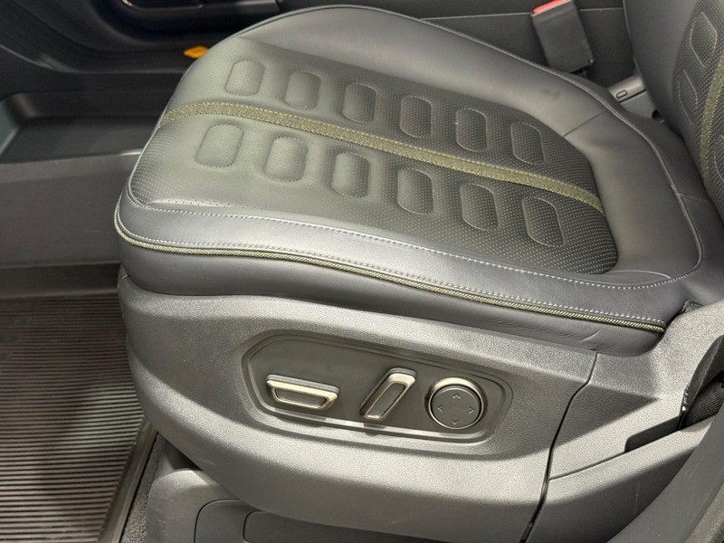 Rivian R1S Vehicle Full-screen Gallery Image 23
