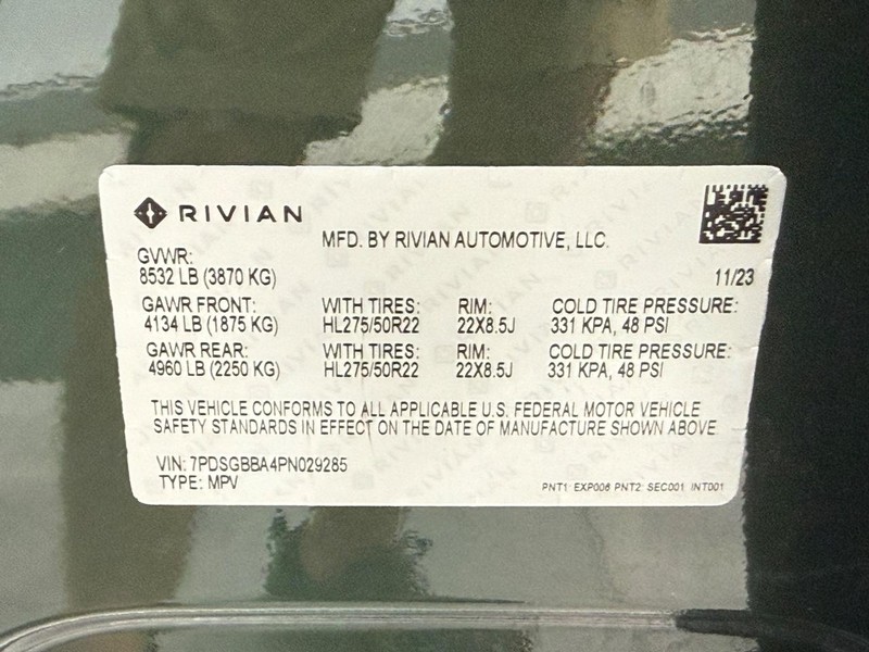 Rivian R1S Vehicle Full-screen Gallery Image 24