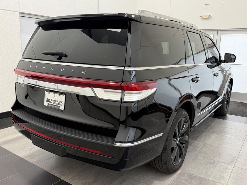 Lincoln Navigator Vehicle Full-screen Gallery Image 2