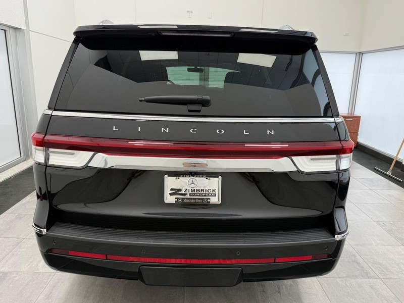 Lincoln Navigator Vehicle Full-screen Gallery Image 3