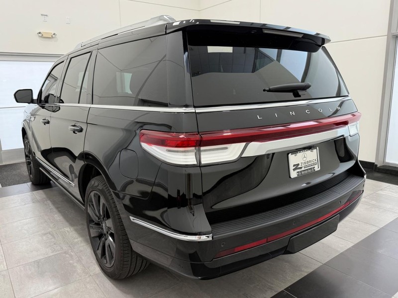 Lincoln Navigator Vehicle Full-screen Gallery Image 4