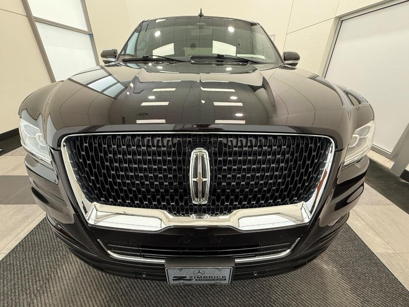 Lincoln Navigator Vehicle Full-screen Gallery Image 7