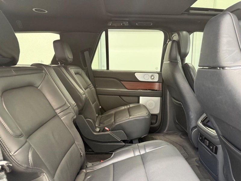 Lincoln Navigator Vehicle Full-screen Gallery Image 8