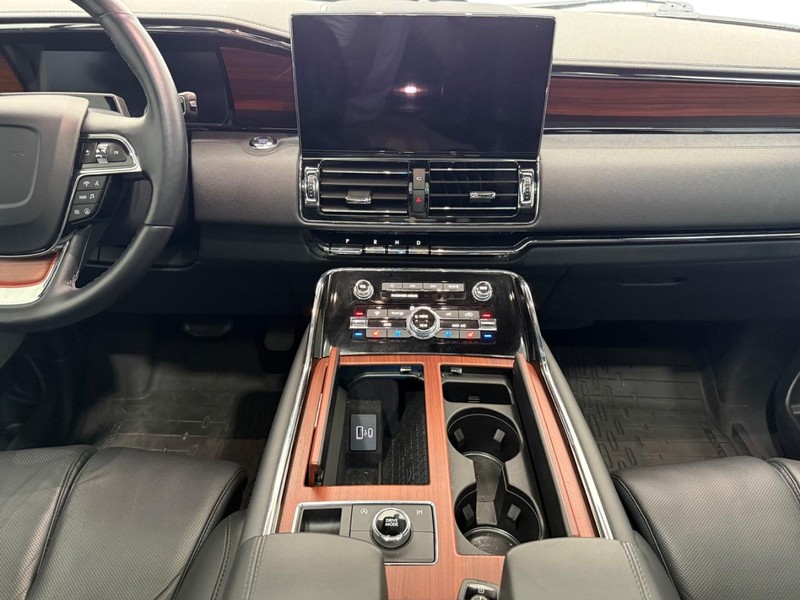 Lincoln Navigator Vehicle Full-screen Gallery Image 9