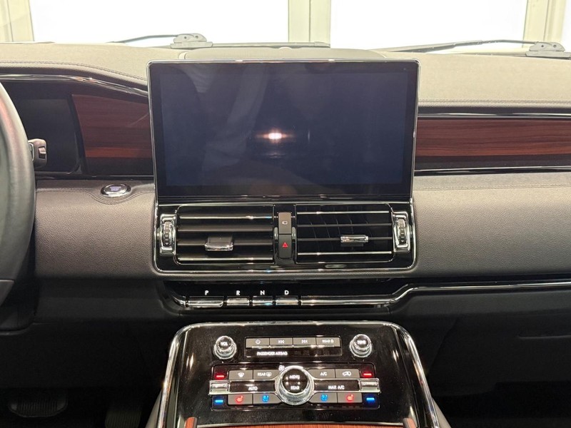 Lincoln Navigator Vehicle Full-screen Gallery Image 10