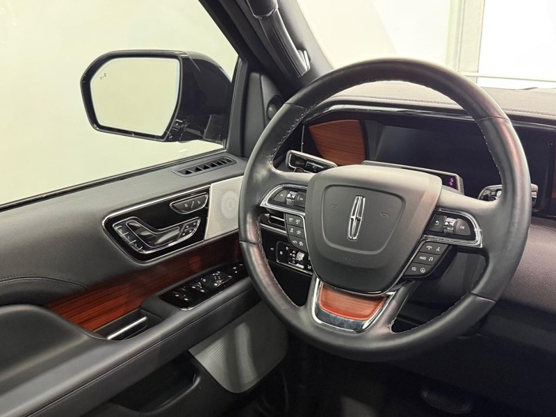 Lincoln Navigator Vehicle Full-screen Gallery Image 11