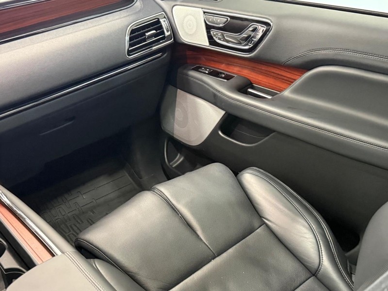 Lincoln Navigator Vehicle Full-screen Gallery Image 12