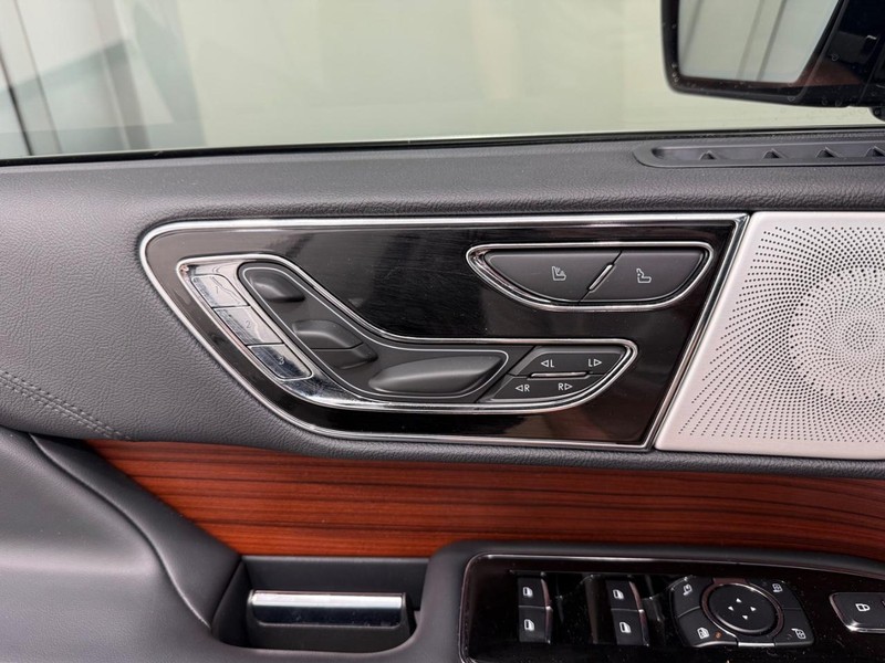 Lincoln Navigator Vehicle Full-screen Gallery Image 14