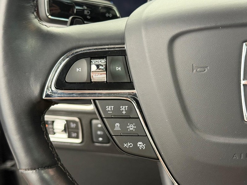 Lincoln Navigator Vehicle Full-screen Gallery Image 15
