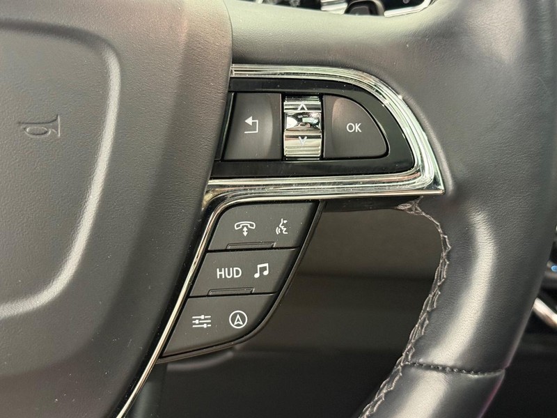 Lincoln Navigator Vehicle Full-screen Gallery Image 16