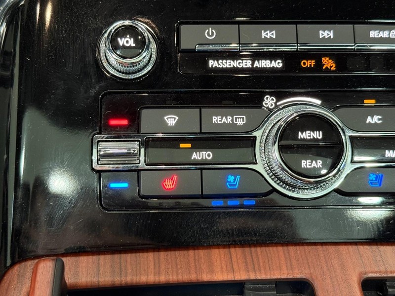 Lincoln Navigator Vehicle Full-screen Gallery Image 19