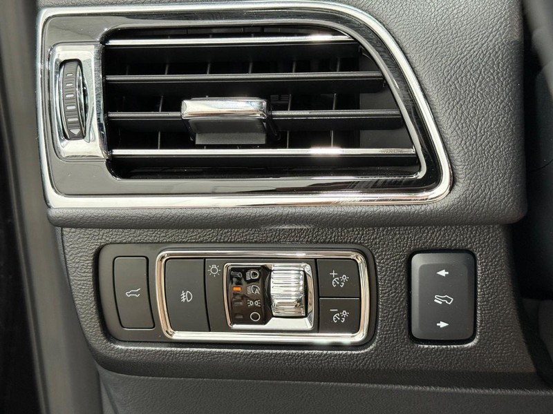 Lincoln Navigator Vehicle Full-screen Gallery Image 20