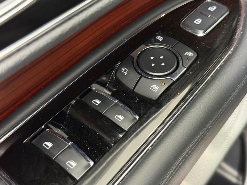 Lincoln Navigator Vehicle Full-screen Gallery Image 21