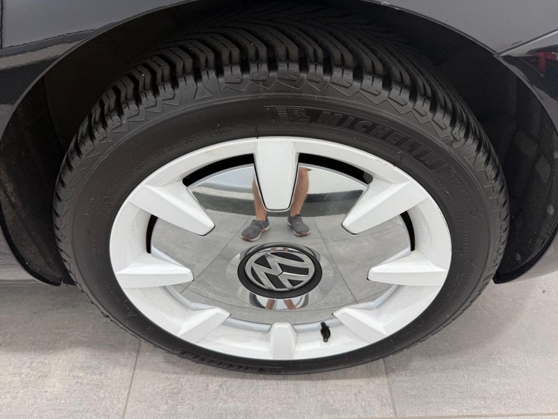Volkswagen Beetle Vehicle Full-screen Gallery Image 05