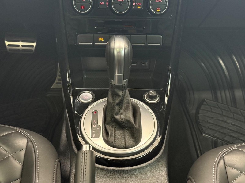Volkswagen Beetle Vehicle Full-screen Gallery Image 11