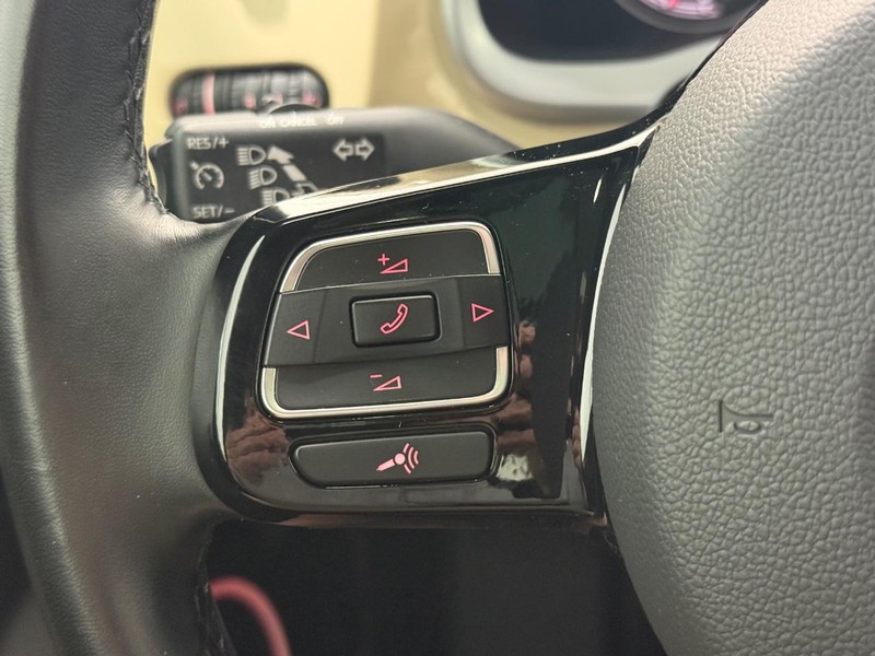 Volkswagen Beetle Vehicle Full-screen Gallery Image 14