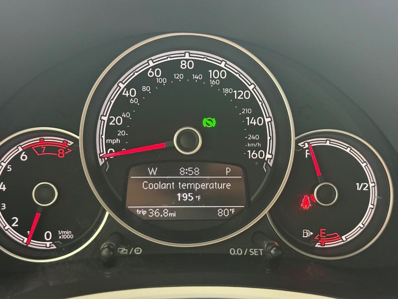 Volkswagen Beetle Vehicle Full-screen Gallery Image 16