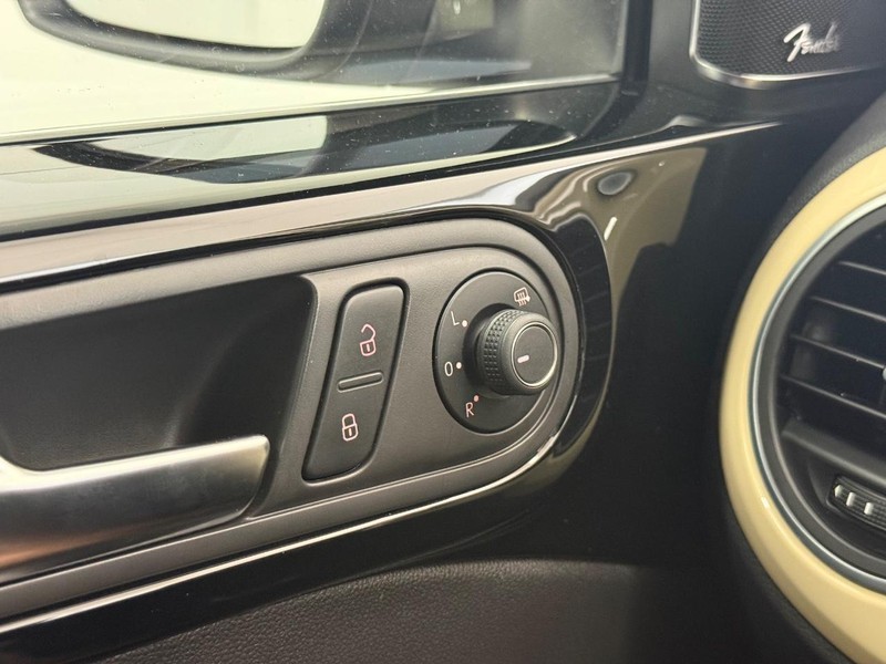 Volkswagen Beetle Vehicle Full-screen Gallery Image 19