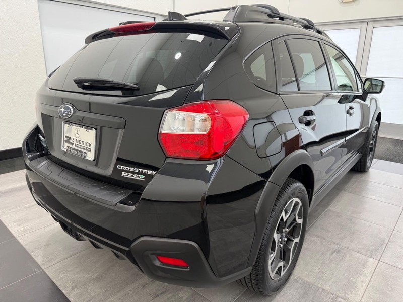 Subaru Crosstrek Vehicle Full-screen Gallery Image 2