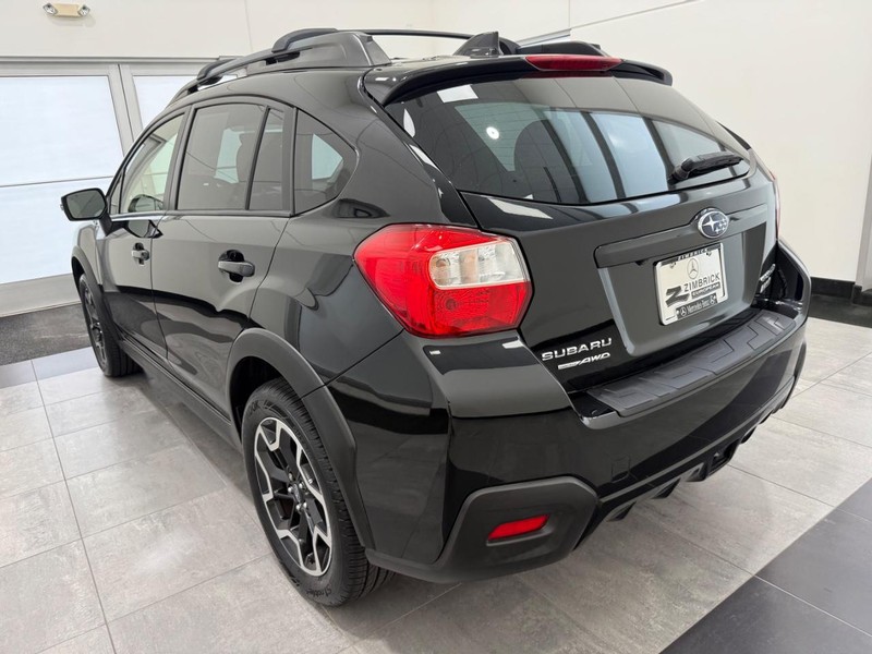 Subaru Crosstrek Vehicle Full-screen Gallery Image 4