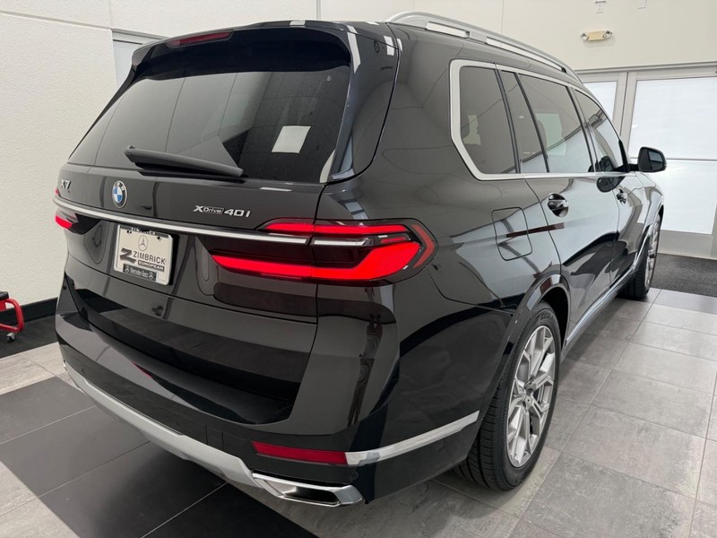 BMW X7 Vehicle Full-screen Gallery Image 2