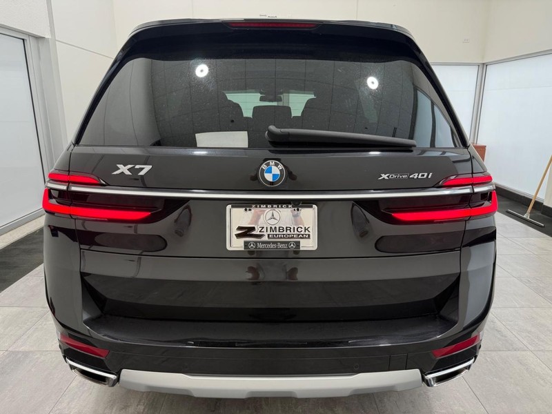 BMW X7 Vehicle Full-screen Gallery Image 3