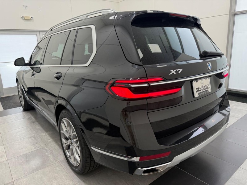BMW X7 Vehicle Full-screen Gallery Image 4