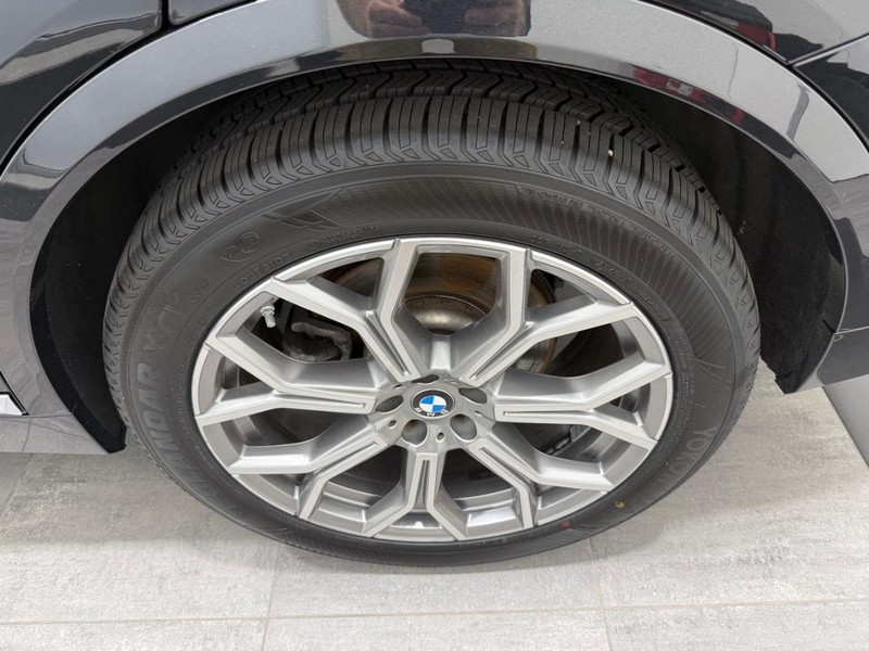 BMW X7 Vehicle Full-screen Gallery Image 5