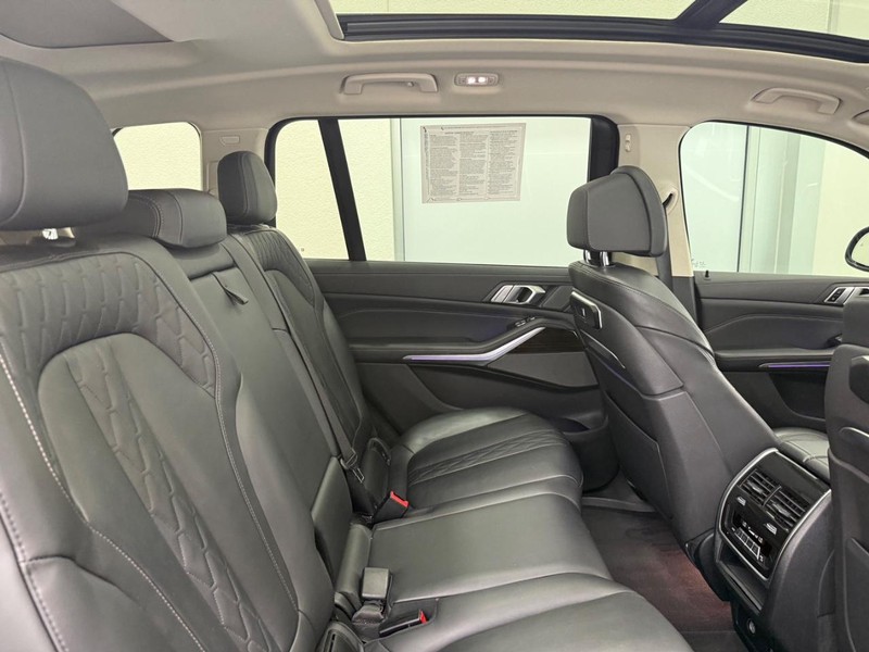 BMW X7 Vehicle Full-screen Gallery Image 8