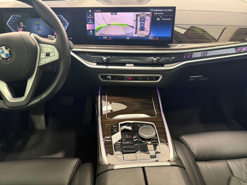 BMW X7 Vehicle Full-screen Gallery Image 9