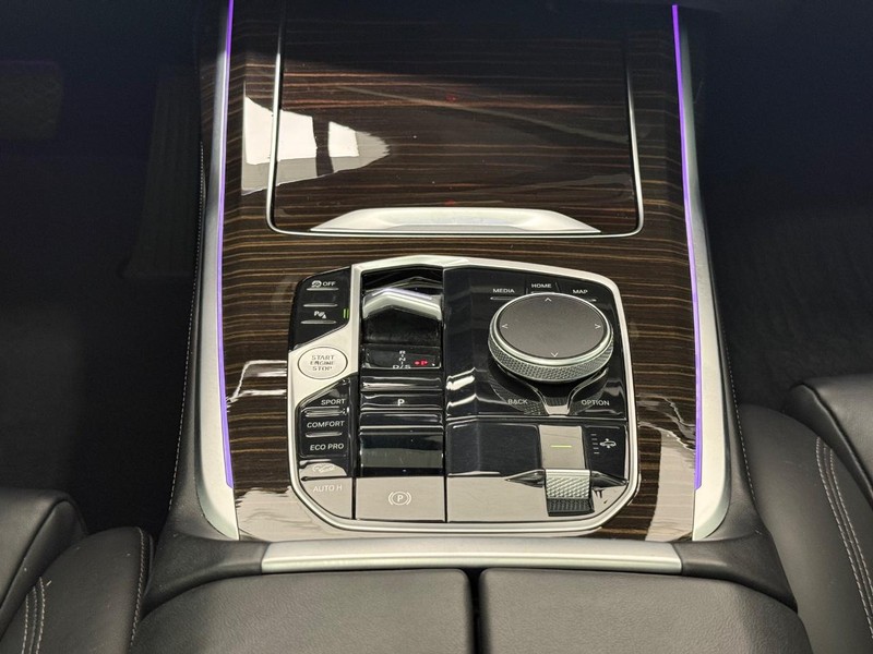 BMW X7 Vehicle Full-screen Gallery Image 11