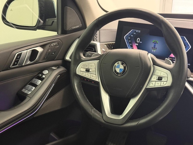 BMW X7 Vehicle Full-screen Gallery Image 12