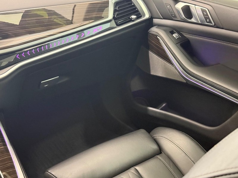BMW X7 Vehicle Full-screen Gallery Image 13